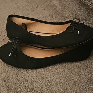 L Black Flats Slip On Sprit Perferated Bow Accent 9.5